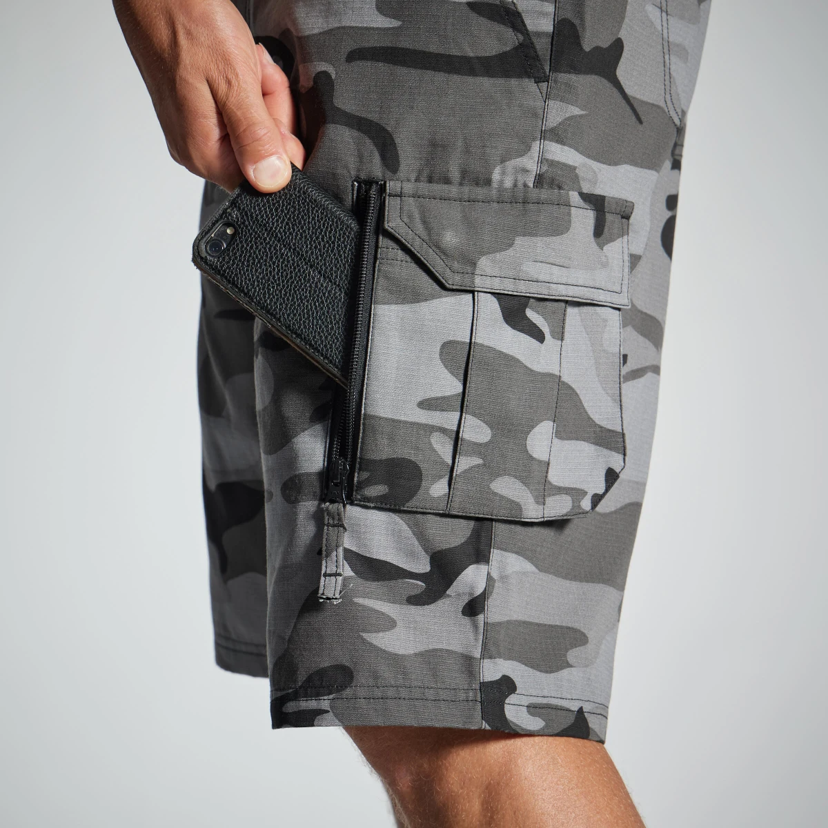 SOLOGNAC Bermudy Cargo 500 maskáčové Woodland čierne S · záber 2