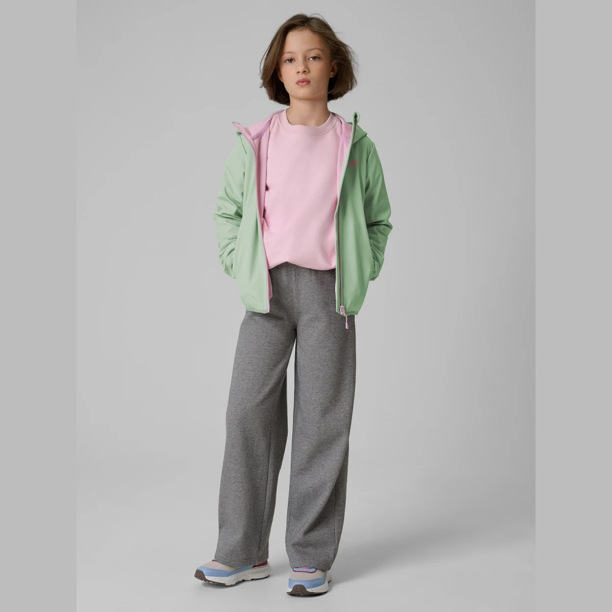 Dívčí turistická softshellová bunda s kapucí 4F JUNIOR SOFTSHELL JACKET F478-47S-MINT · záber 2