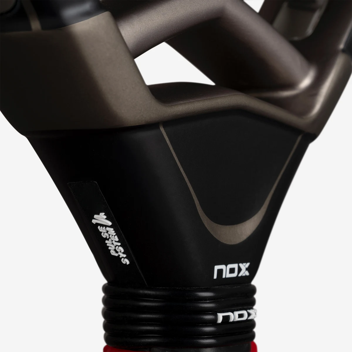 NOX NOX AT10 Pro Cup HARD padelová raketa 26 Agustín Tapia bez · záber 2