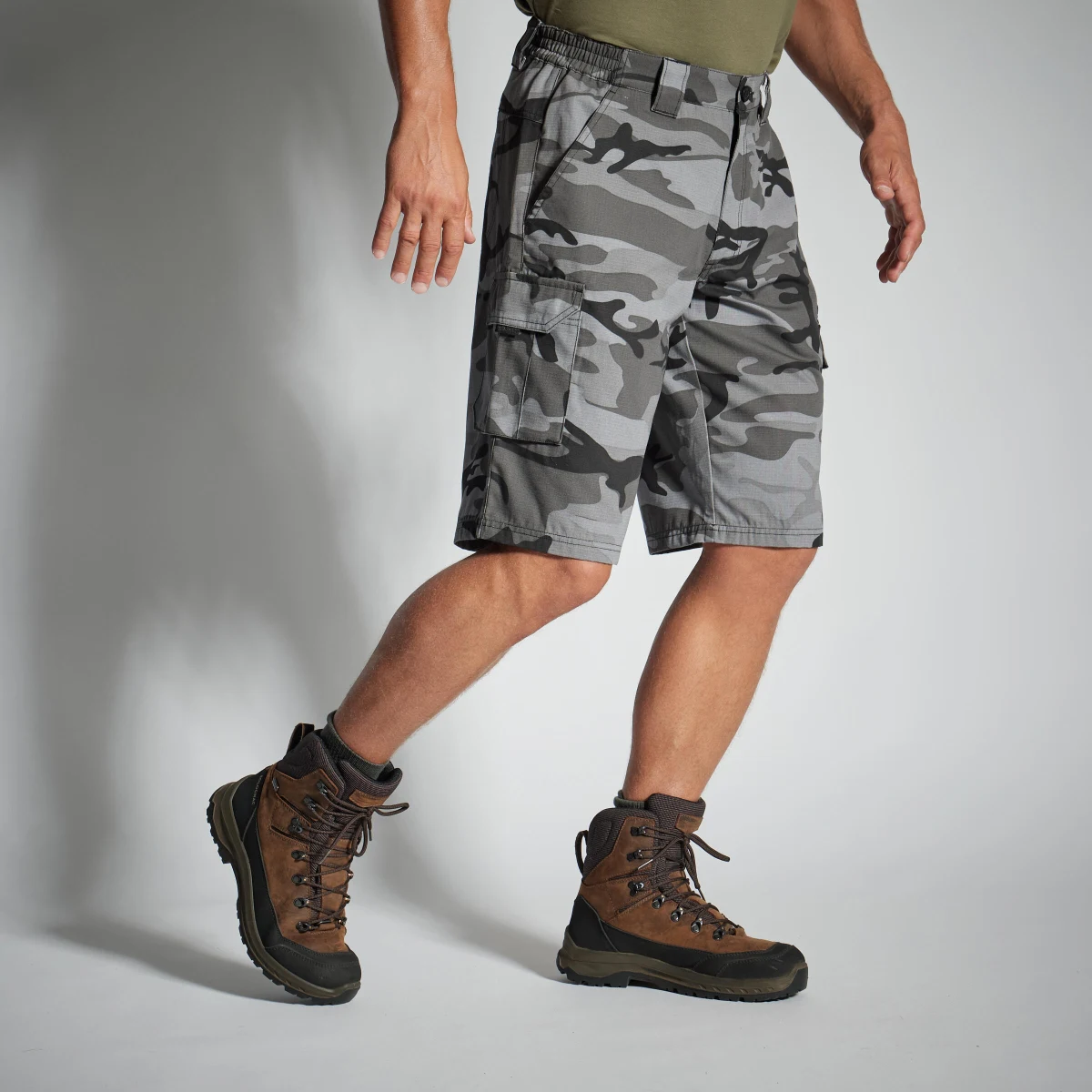 SOLOGNAC Bermudy Cargo 500 maskáčové Woodland čierne S · záber 1