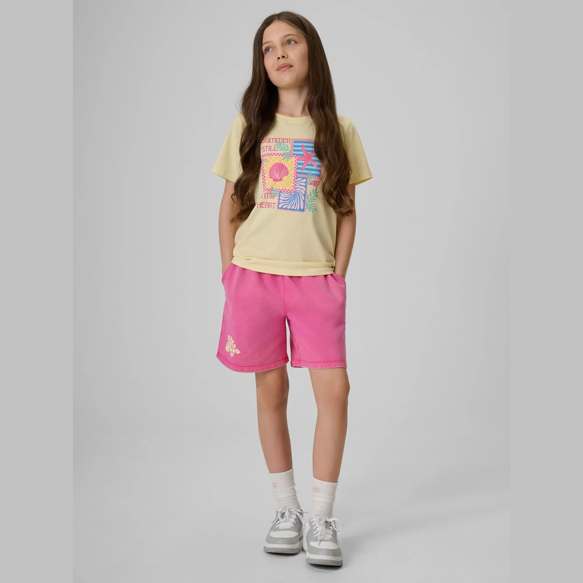 T-shirt regular s potiskem dívčí - žluté · záber 2