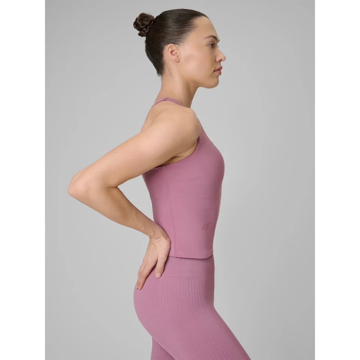 Dámske tréningové tričko bez rukávov 4F SLEEVELESS FNK F0769-65S-PALE CORAL · záber 3