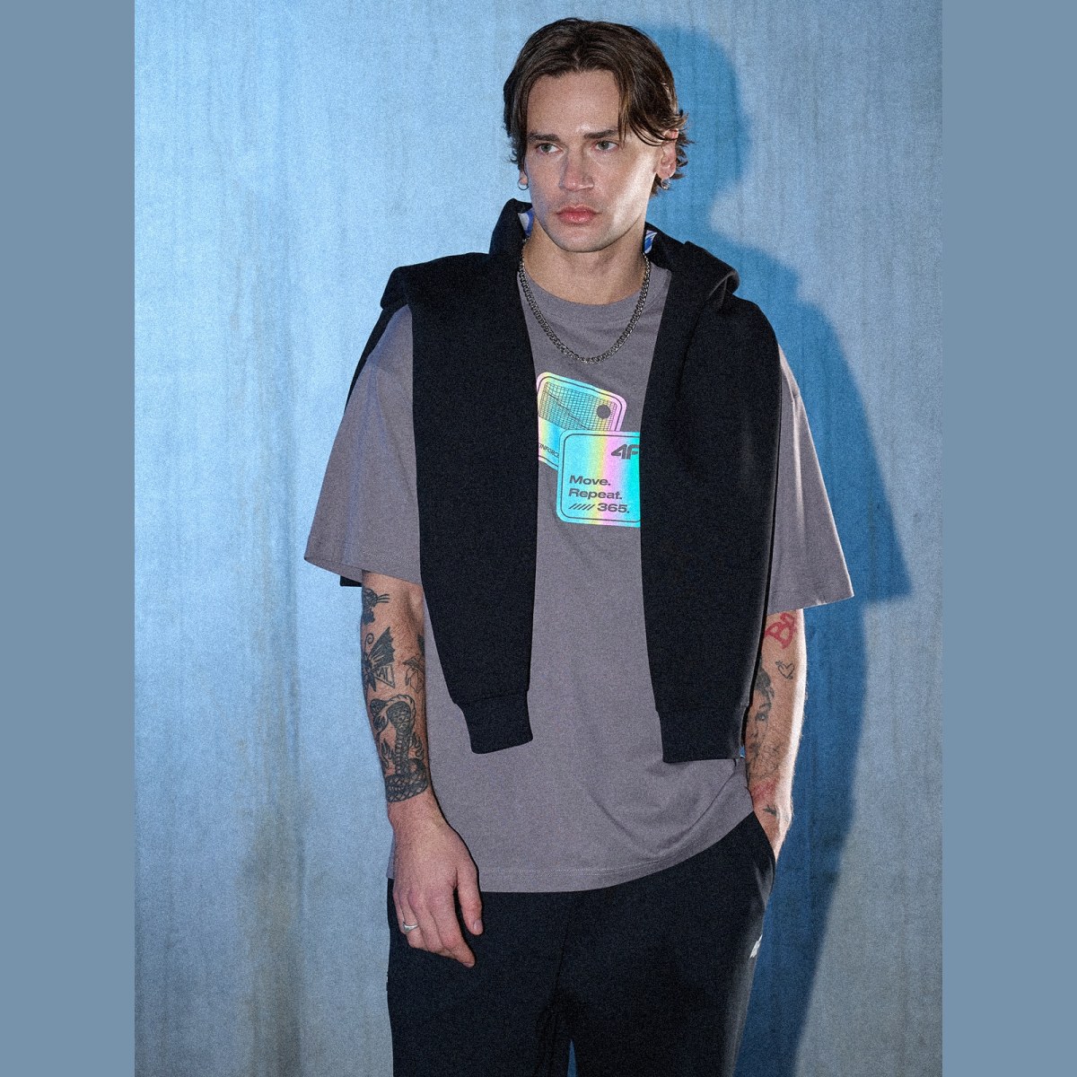 T-shirt loose s potlačou pánsky - sivý · záber 3