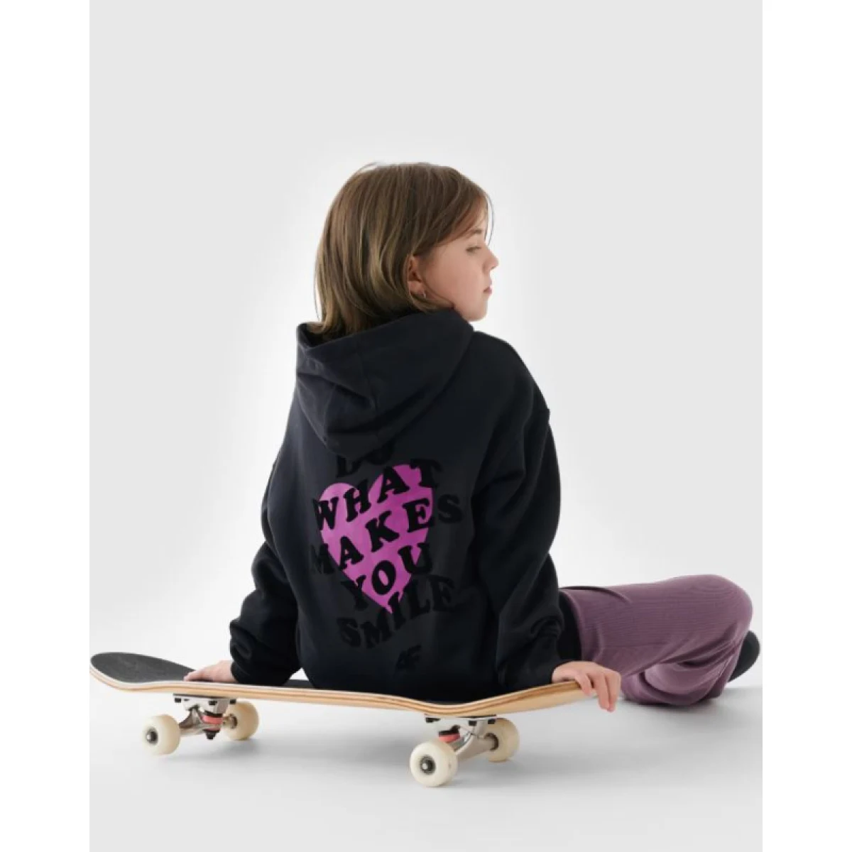 Dívčí mikina s kapucí 4F JUNIOR SWEATSHIRT-JWAW24TSWSF1218-20S-DEEP BLACK · záber 5