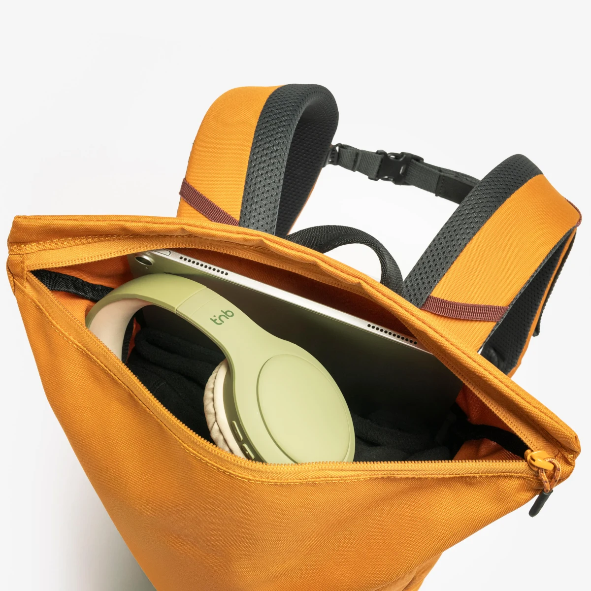 QUECHUA Turistický batoh Escape 500 Rolltop 16 + 4 l zlatohnedý 17 l · záber 2