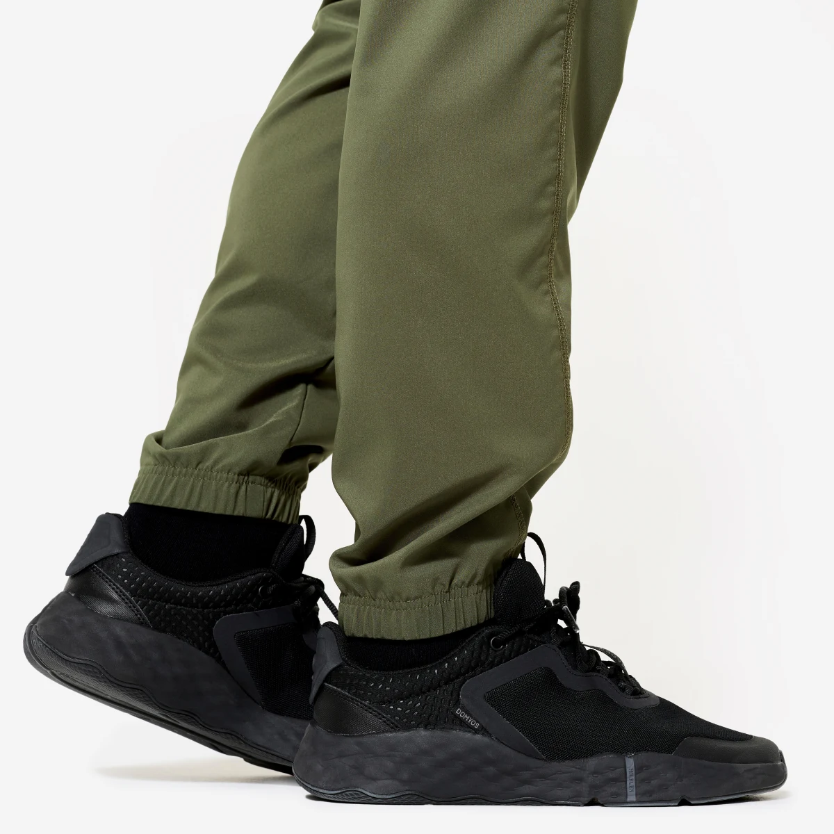 DOMYOS Pánske priedušné fitness tepláky kaki zelené M (W32 L33) · záber 2