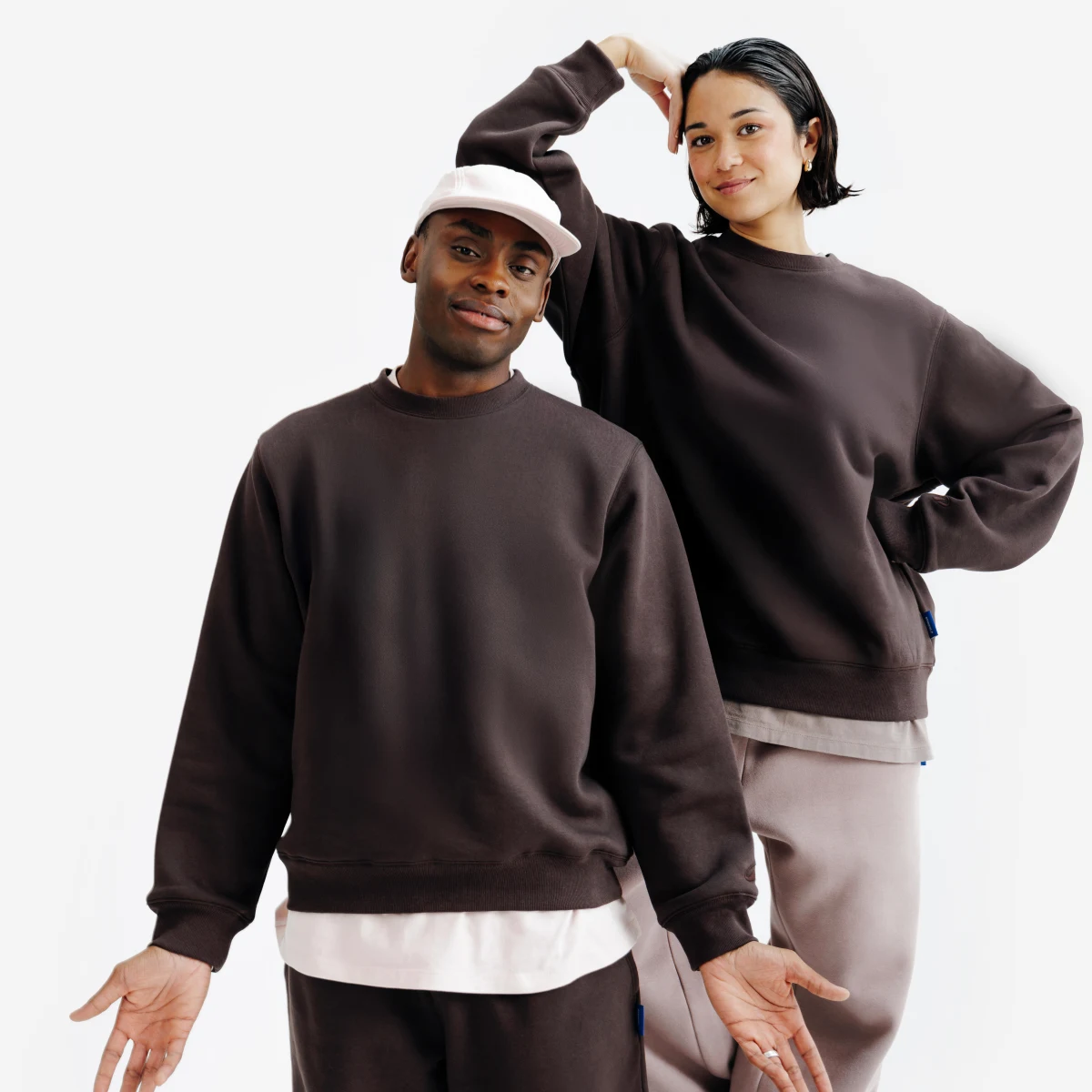 DECATHLON Unisex mikina s okrúhlym výstrihom, hnedá XS · záber 1