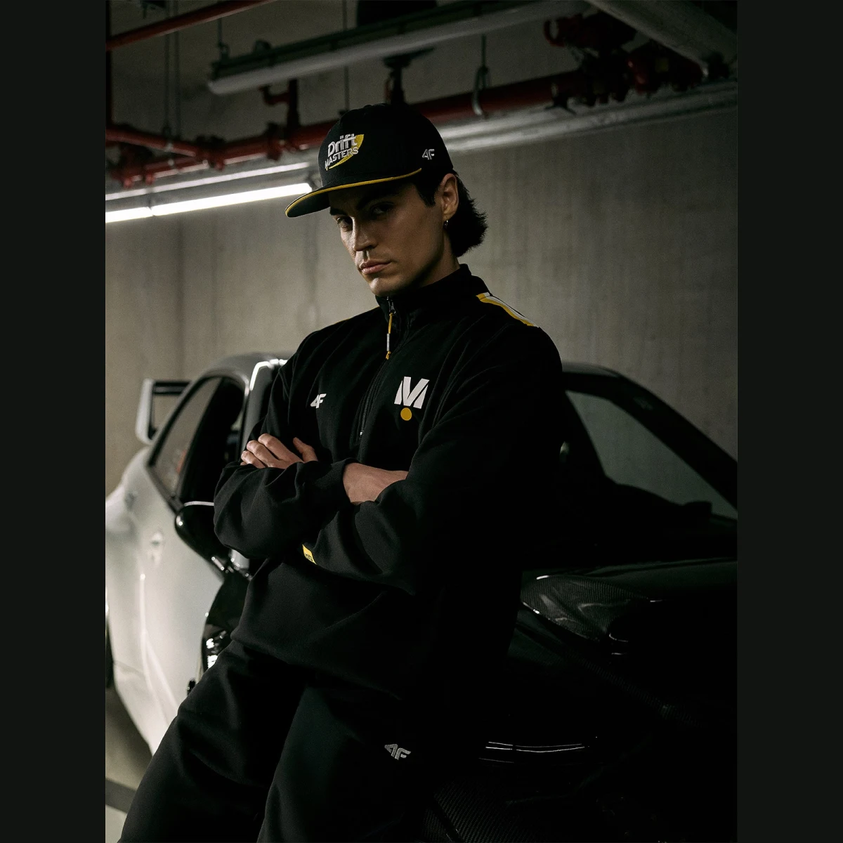 Unisex tepláková mikina bez zipu bez kapuce 4F x Drift Masters - černá · záber 1