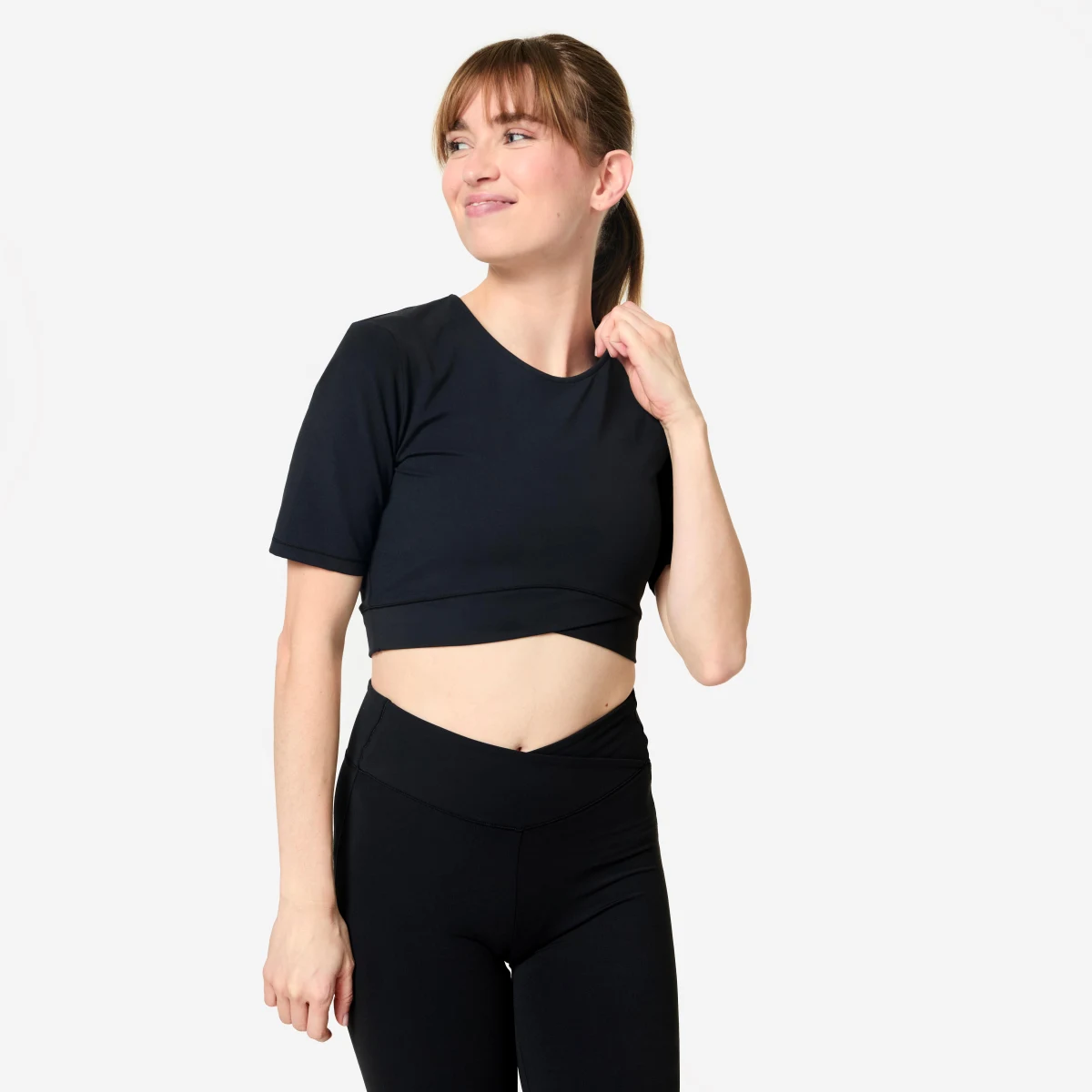 DECATHLON Dámske crop tričko s prekrížením na fitness čierne L · záber 1