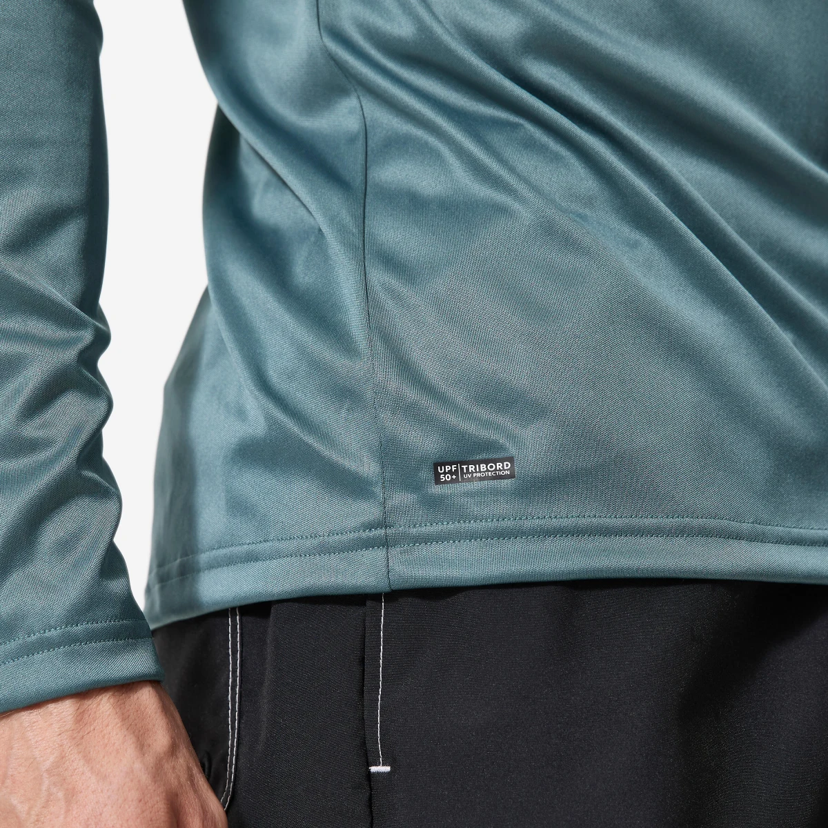 DECATHLON Pánske tričko Cutyflow na surf dlhý rukáv UV ochrana sivé M · záber 2