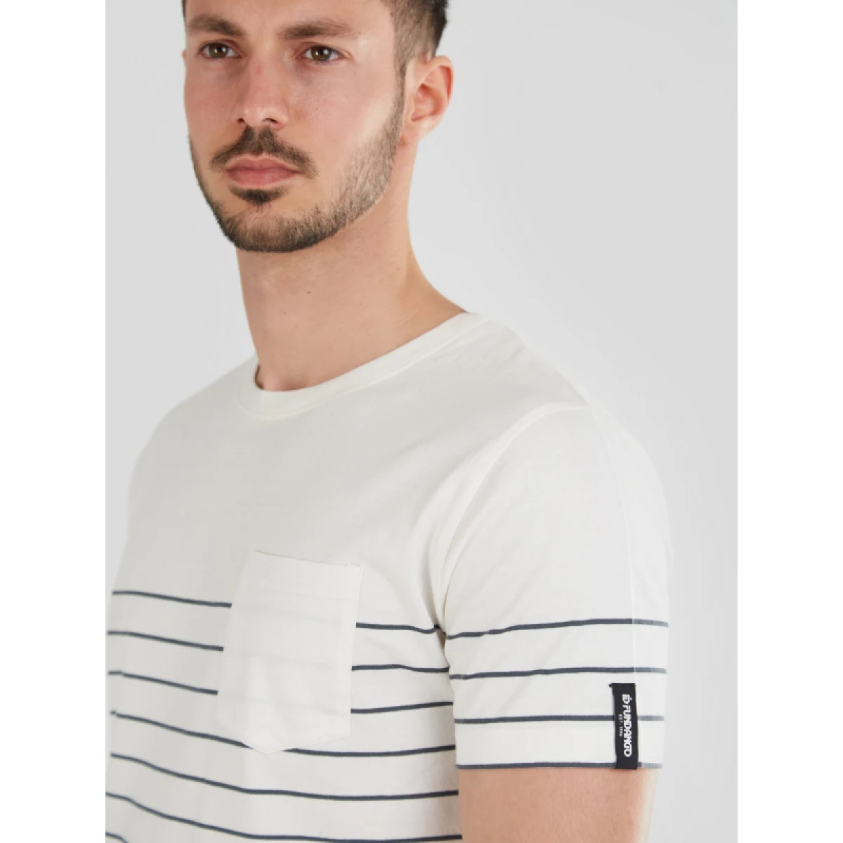 Pánské tričko s krátkým rukávem FUNDANGO Jaggy Pocket T-shirt-180-fog · záber 3