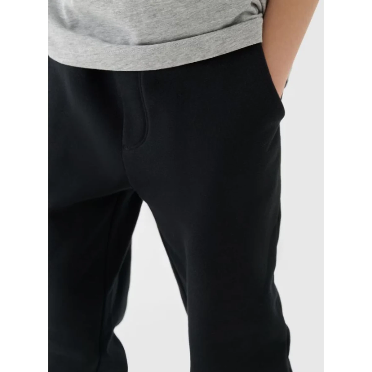 Chlapecké zateplené tepláky 4F JUNIOR TROUSERS-JWAW24TTROM760-20S-DEEP BLACK · záber 3