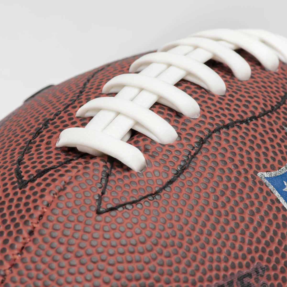 WILSON Replika minilopty na americký futbal The Duke hnedá Mini · záber 1