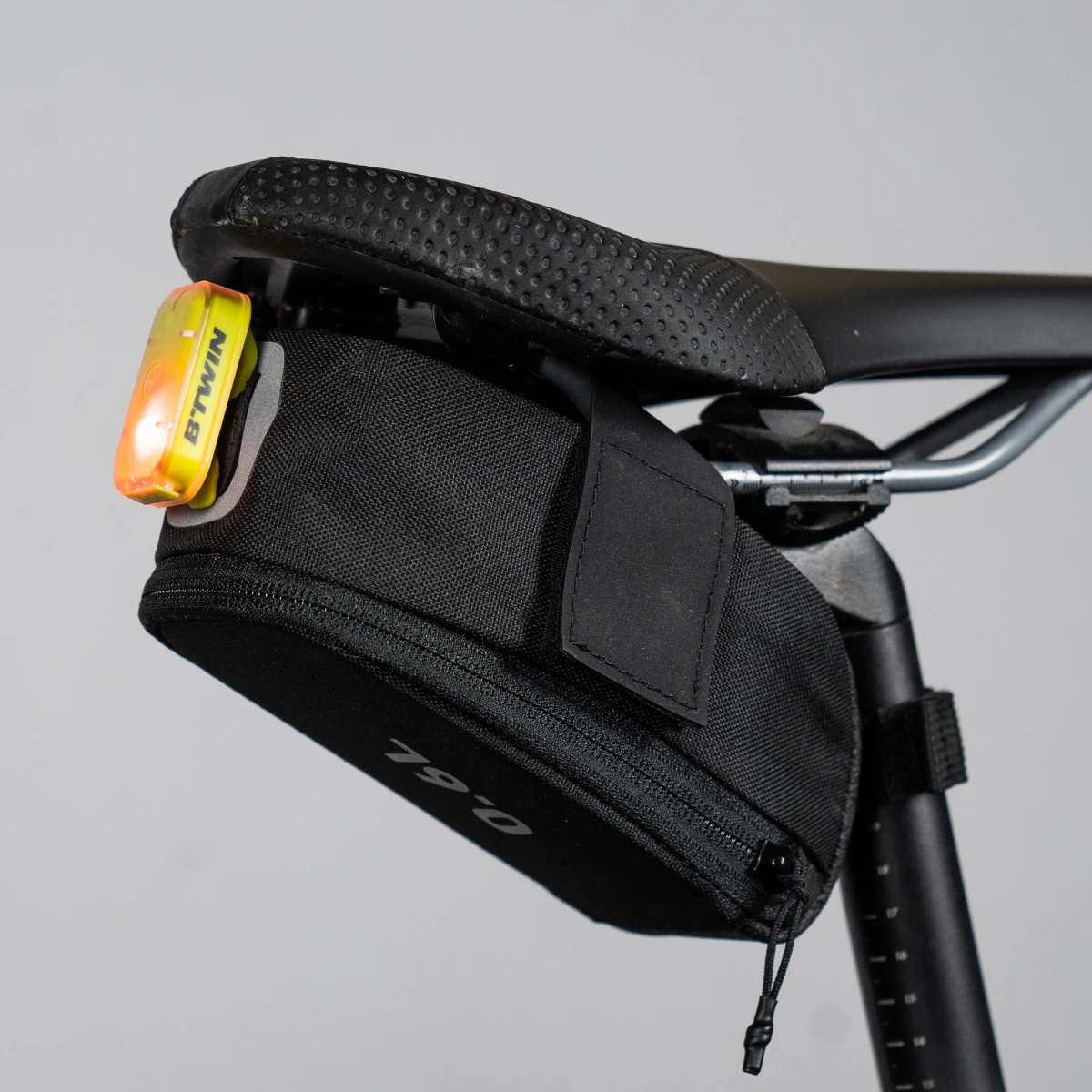 ROCKRIDER Taška pod sedlo Easy M 0,6 l čierna + multináradie + 3 montpáky bez · záber 2