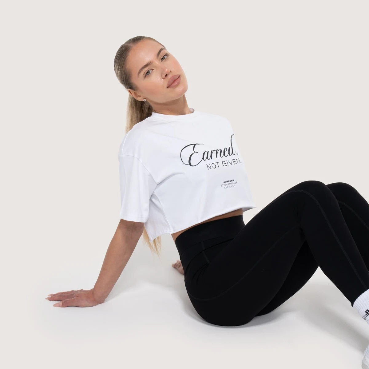 Дамска къса тениска Earned White - GymBeam - Размер: M | Тегло: 0,1454 g | Опаковка: 37 · záber 4
