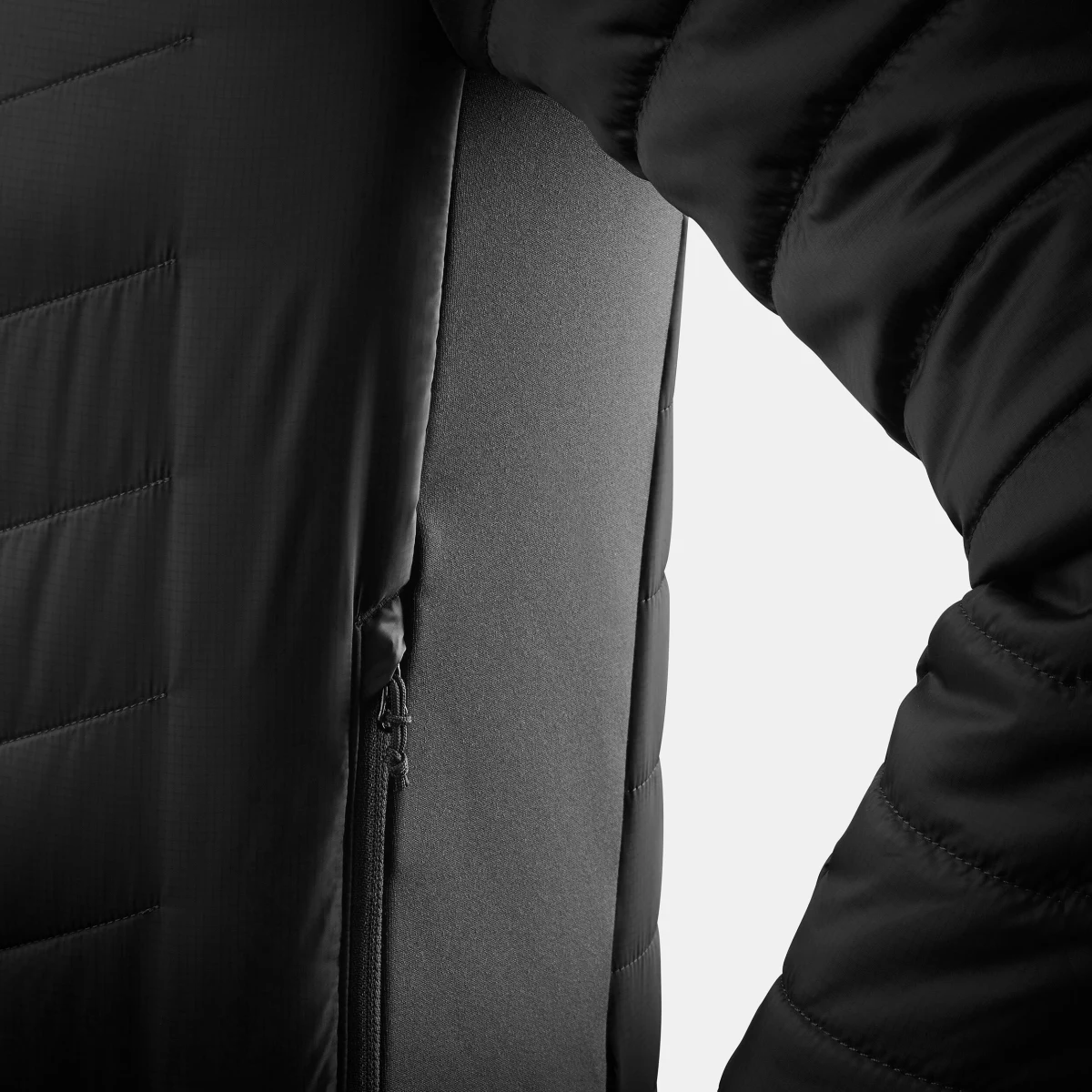 QUECHUA Detská turistická bunda MH500 prešívaná 7 – 15 rokov sivá 8-9 r (131-140 cm) · záber 2