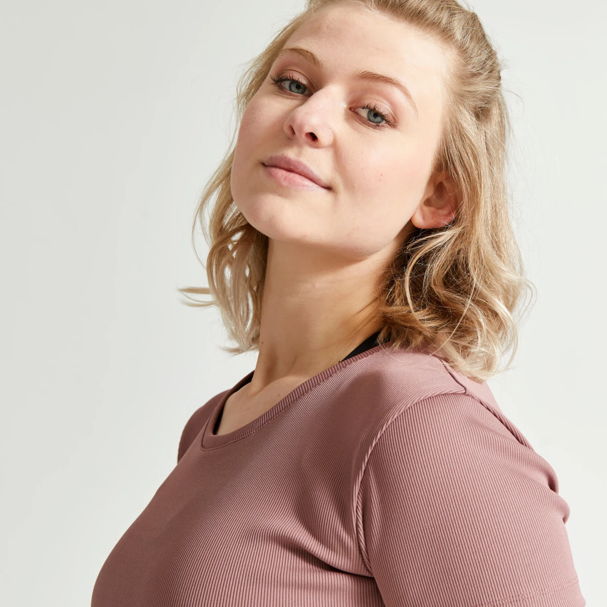 DOMYOS Dámsky crop top na kardio fitness hnedé M · záber 1