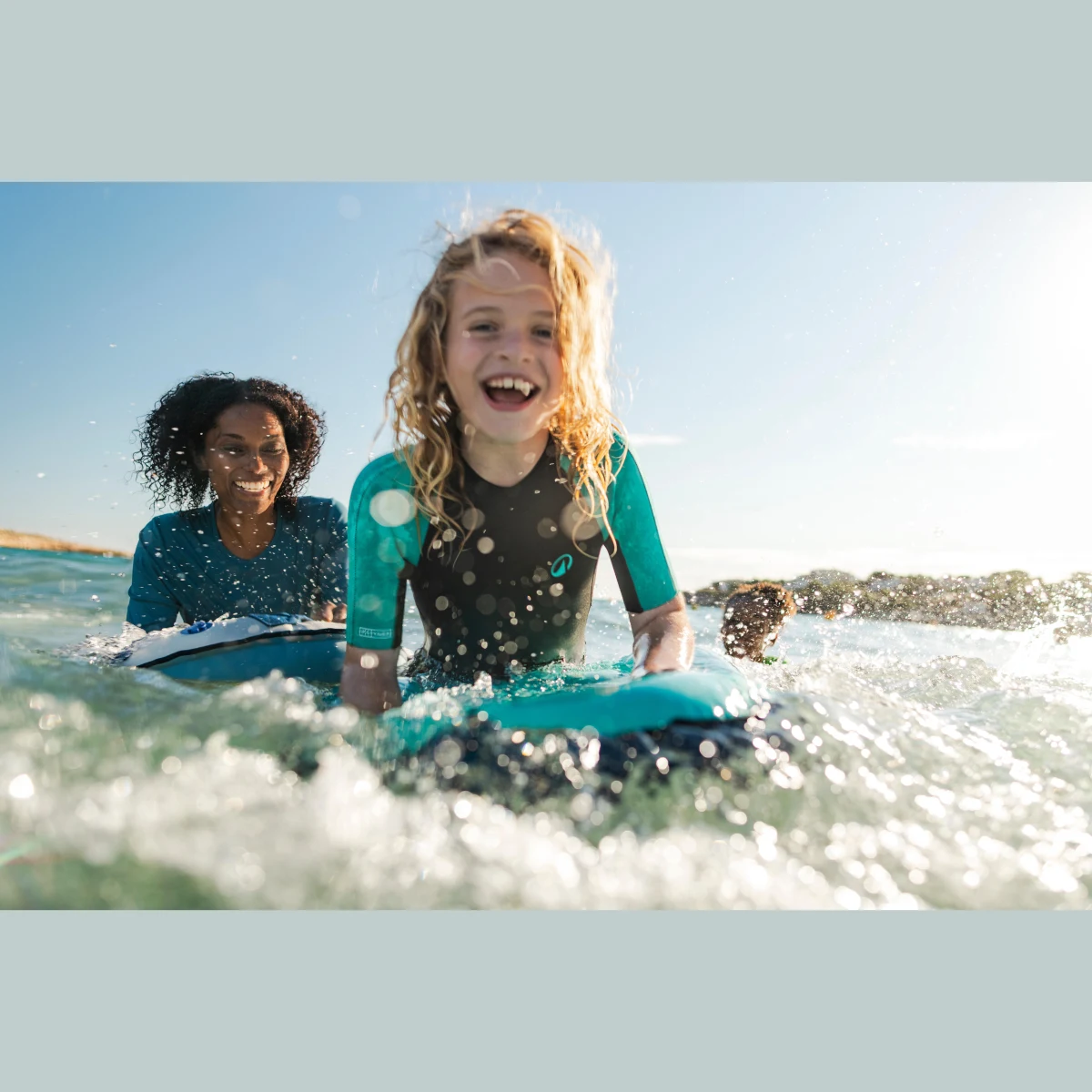 DECATHLON Detská kombinéza na surf Yulex 100 1,5mm čierno-tyrkysová 12-13 r (151-160 cm) · záber 2