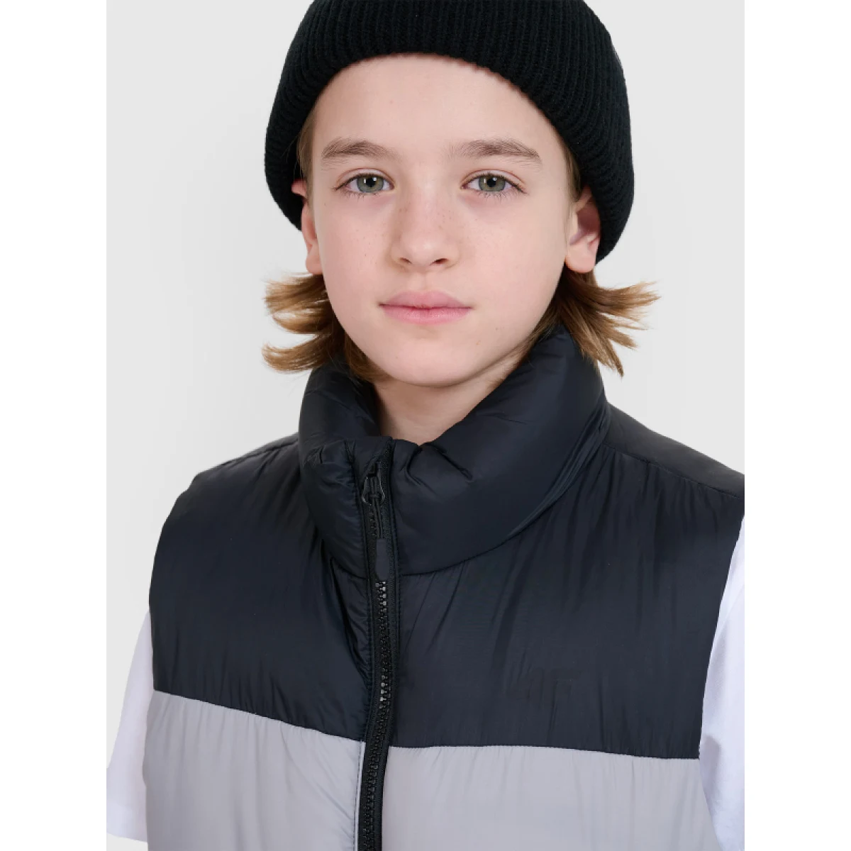 Chlapecká vesta 4F JUNIOR VEST JACKET-JWSS25TVJAM208-25S-GREY · záber 2