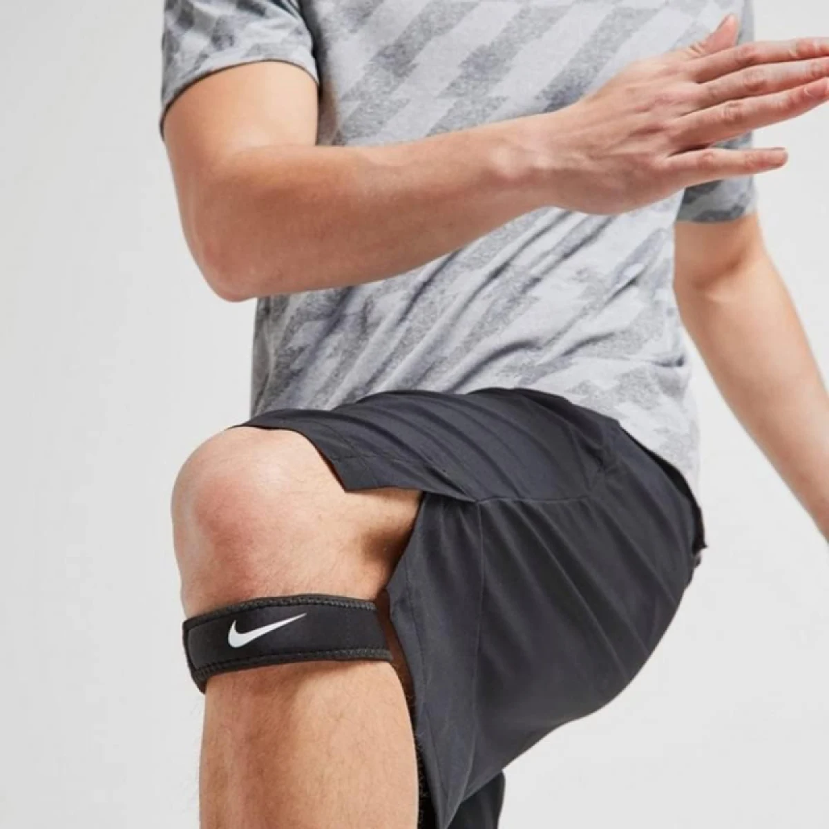 Fitness chránič NIKE PRO ELBOW BAND 3.0 BLACK WHITE · záber 2