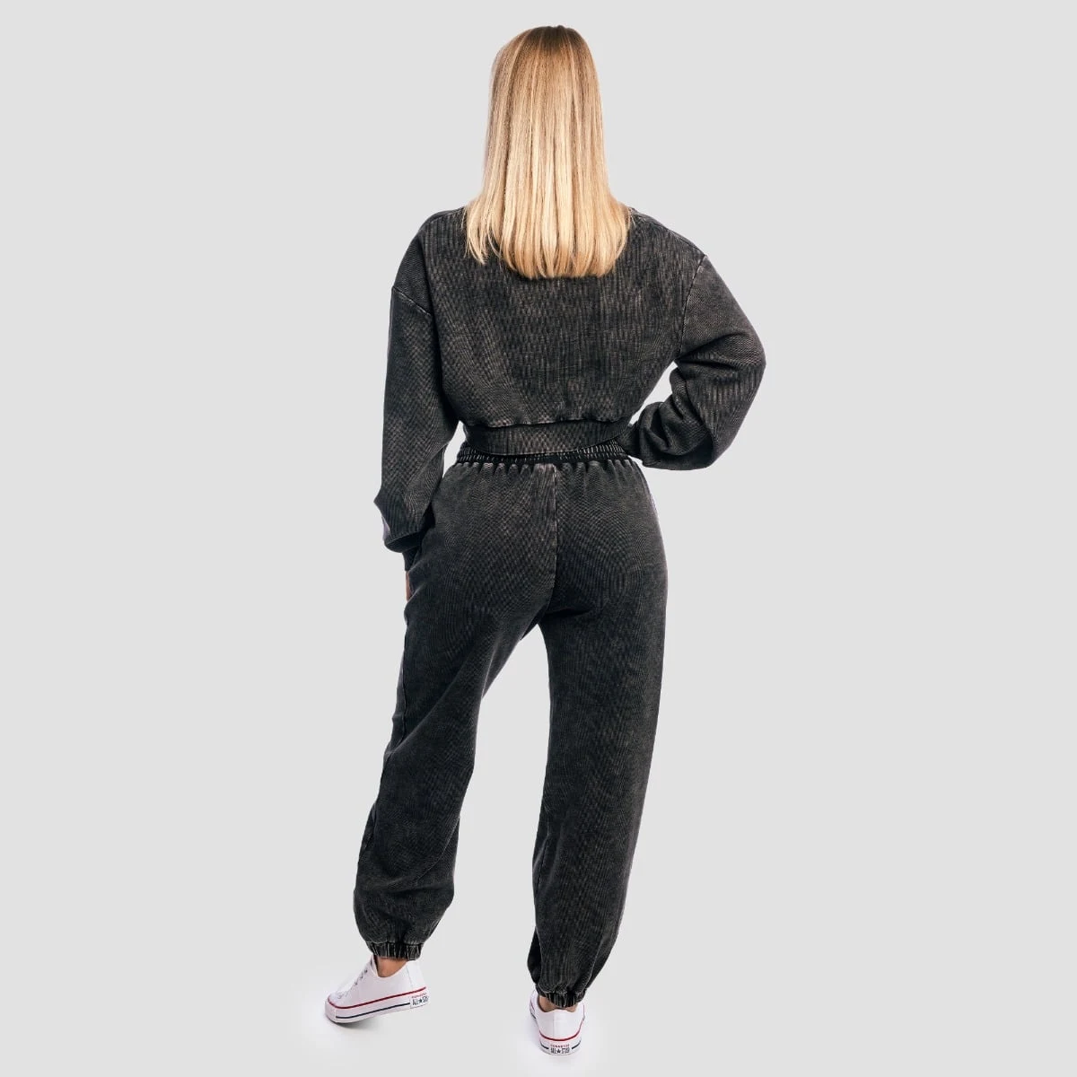 GymBeam Dámská mikina Cropped Aura Washed Black - Velikost: XS | Barva: Čierna | Hmotnost: 0,36 kg | Balení: 36 · záber 5