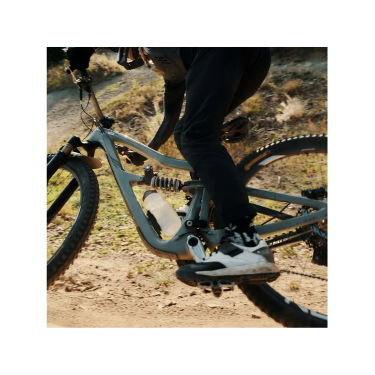 Fľaša na bicykel FIDLOCK set láhve s držákem BOTTLE TWIST průhledná bílá 750 ml · záber 2