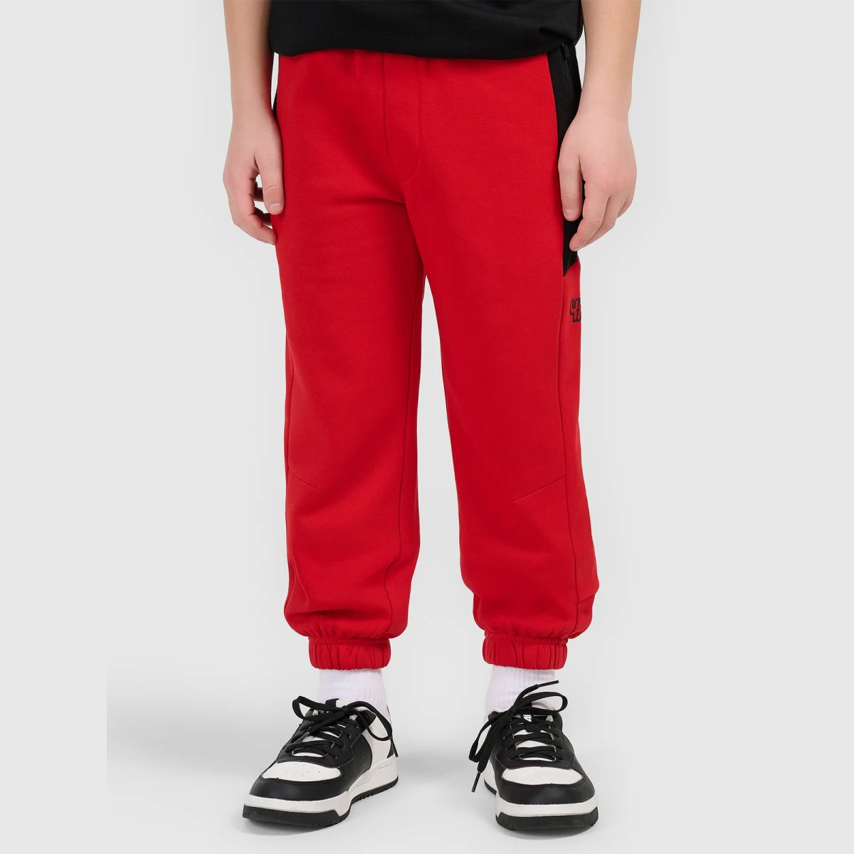 Chlapecké tepláky joggery - červené · záber 2