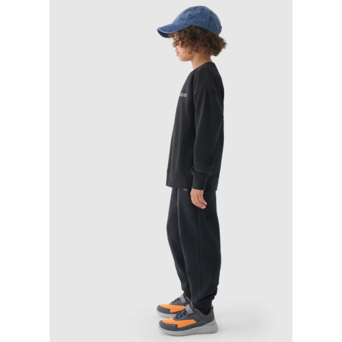 Chlapecké zateplené tepláky 4F JUNIOR TROUSERS-JWAW24TTROM761-20S-DEEP BLACK · záber 3
