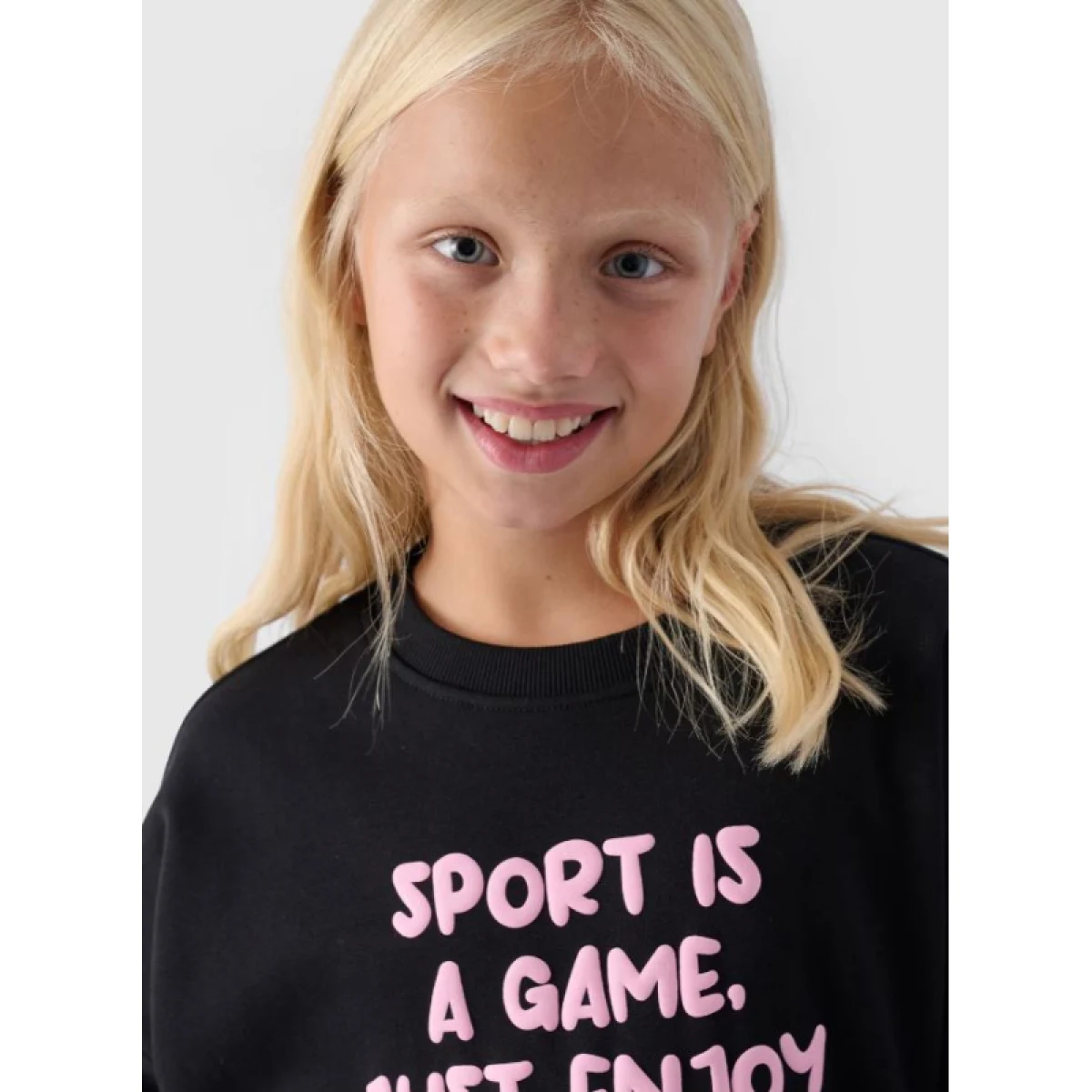 Dívčí mikina 4F JUNIOR SWEATSHIRT-JWAW24TSWSF1214-20S-DEEP BLACK · záber 2