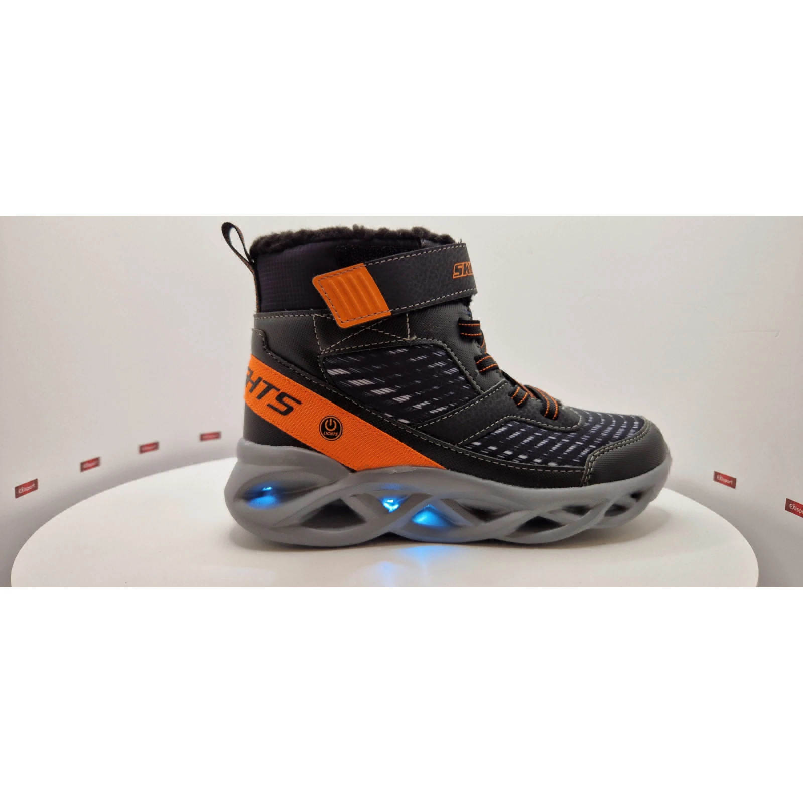 Chlapčenské vysoké zimné topánky SKECHERS Twisted Brights black orange · záber 2