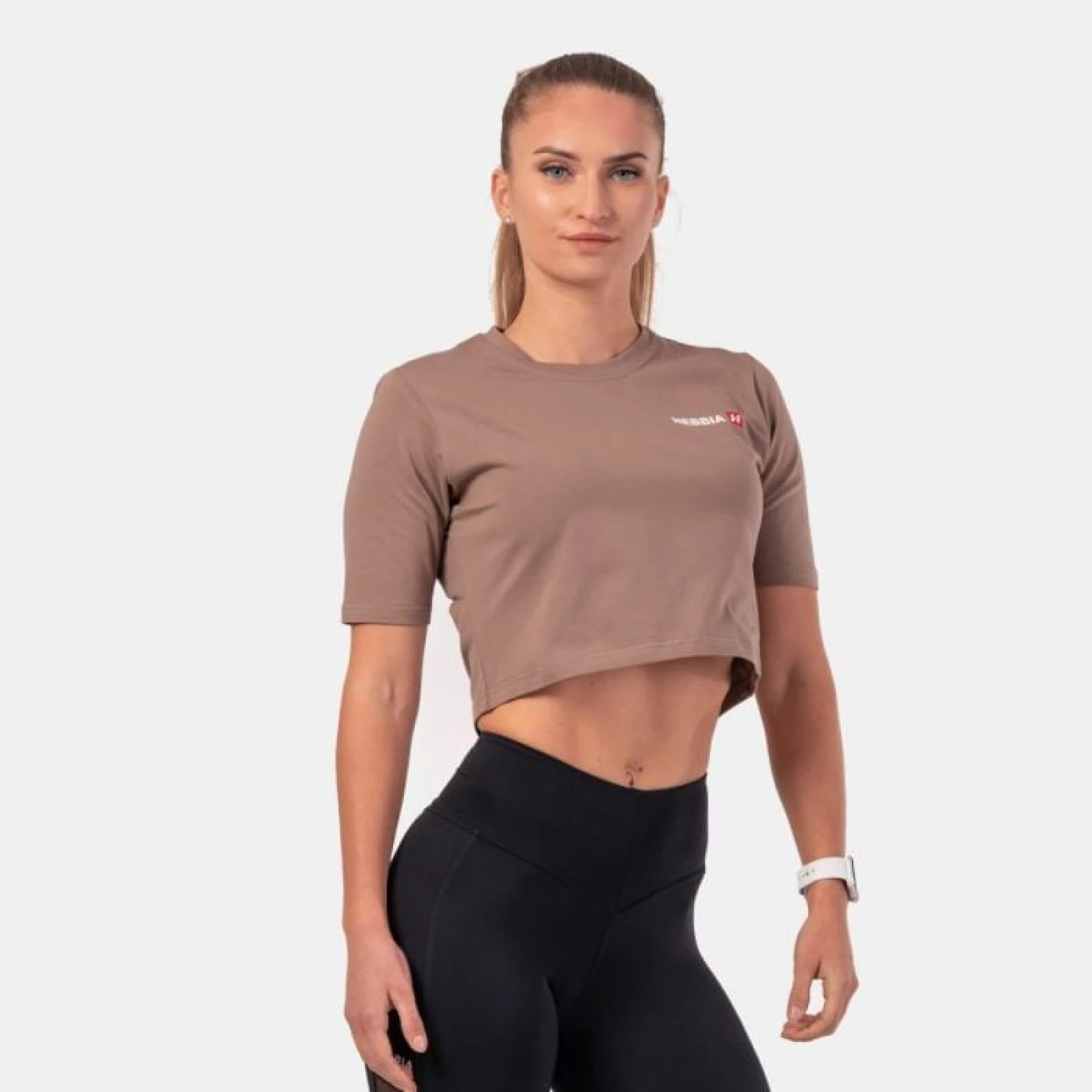 NEBBIA Dámske tričko Crop Top Minimalist Logo Brown L · záber 1