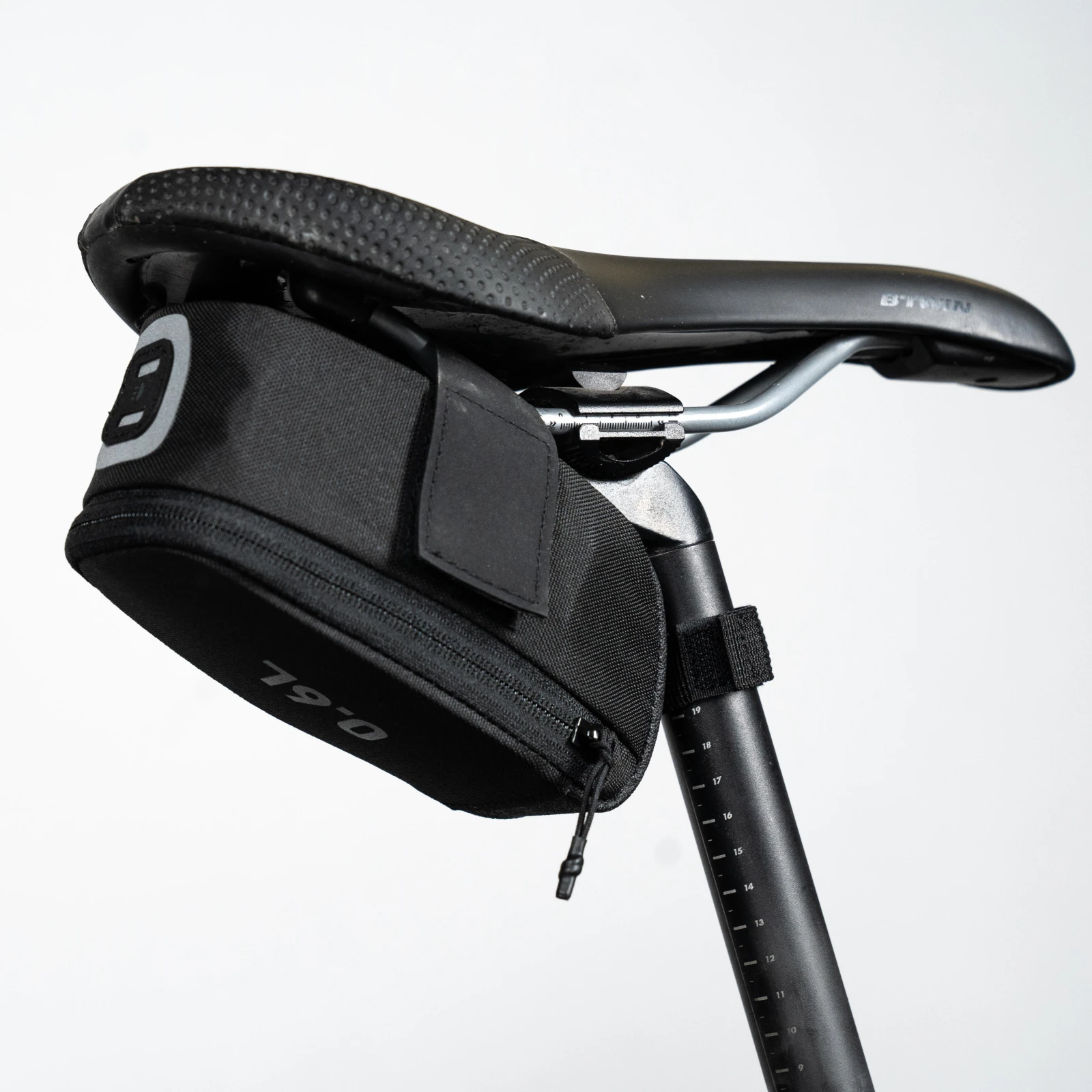 ROCKRIDER Taška pod sedlo Easy M 0,6 l čierna + multináradie + 3 montpáky bez · záber 1