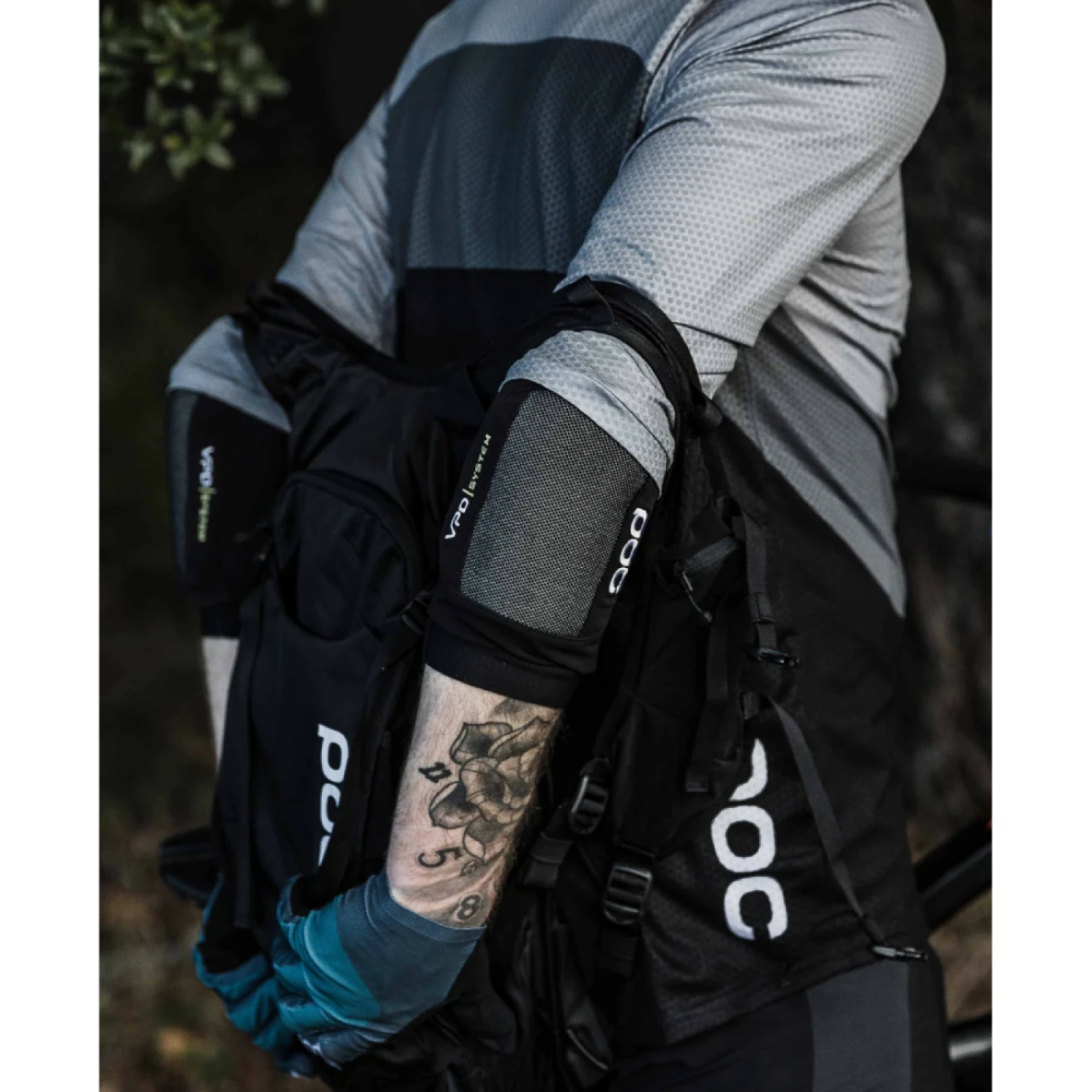 POC Joint VPD System Elbow Uranium Black - M · záber 4