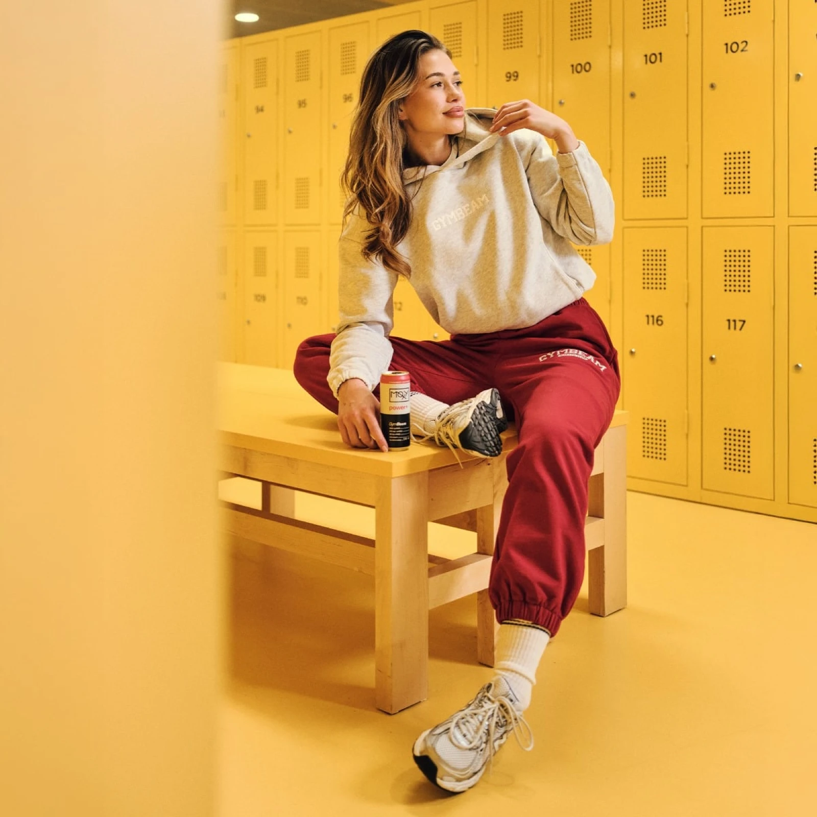 GymBeam Ženski pulover s kapuco Varsity Grey - Velikost: XS | Barva: sivá | Teža: 0,8162 g | Pakiranje: 15 · záber 2