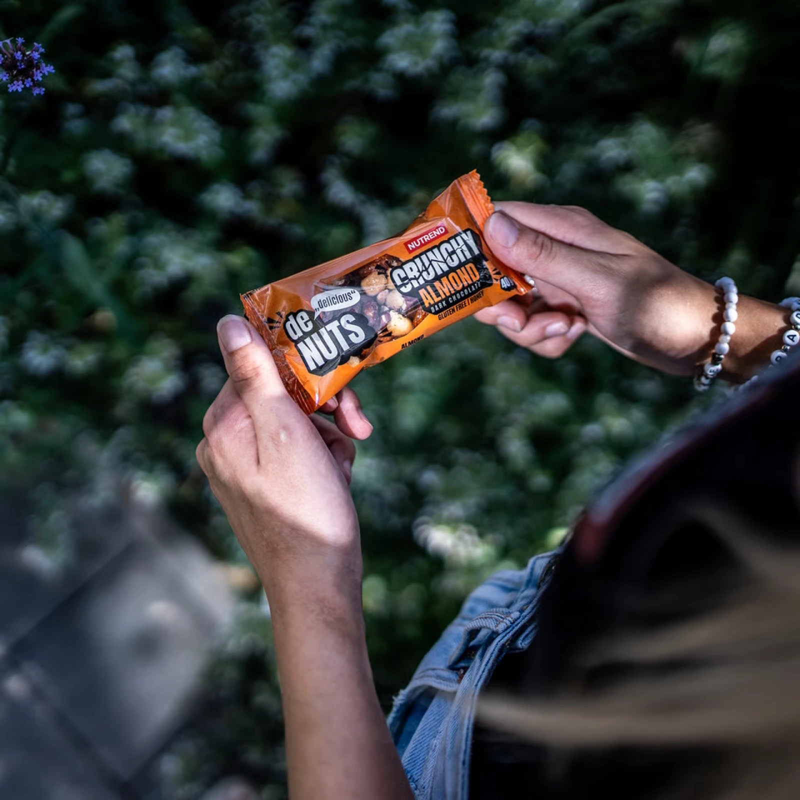 Nutrend DeNuts Crunchy 40g mandle v horkej čokoláde · záber 4
