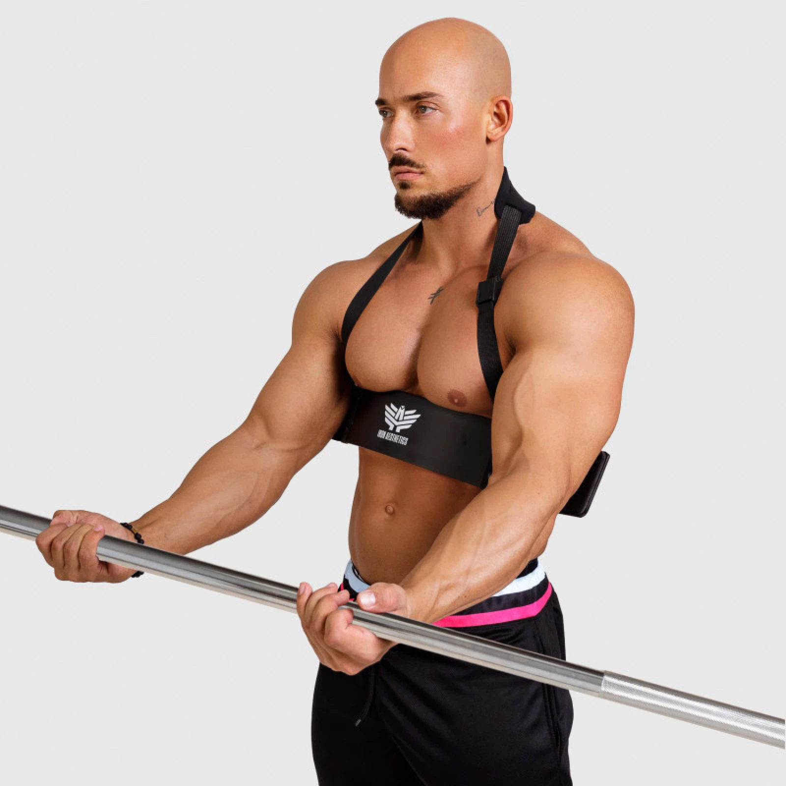 Bicepsový izolátor Iron Aesthetics Arm Blaster, čierny · záber 1