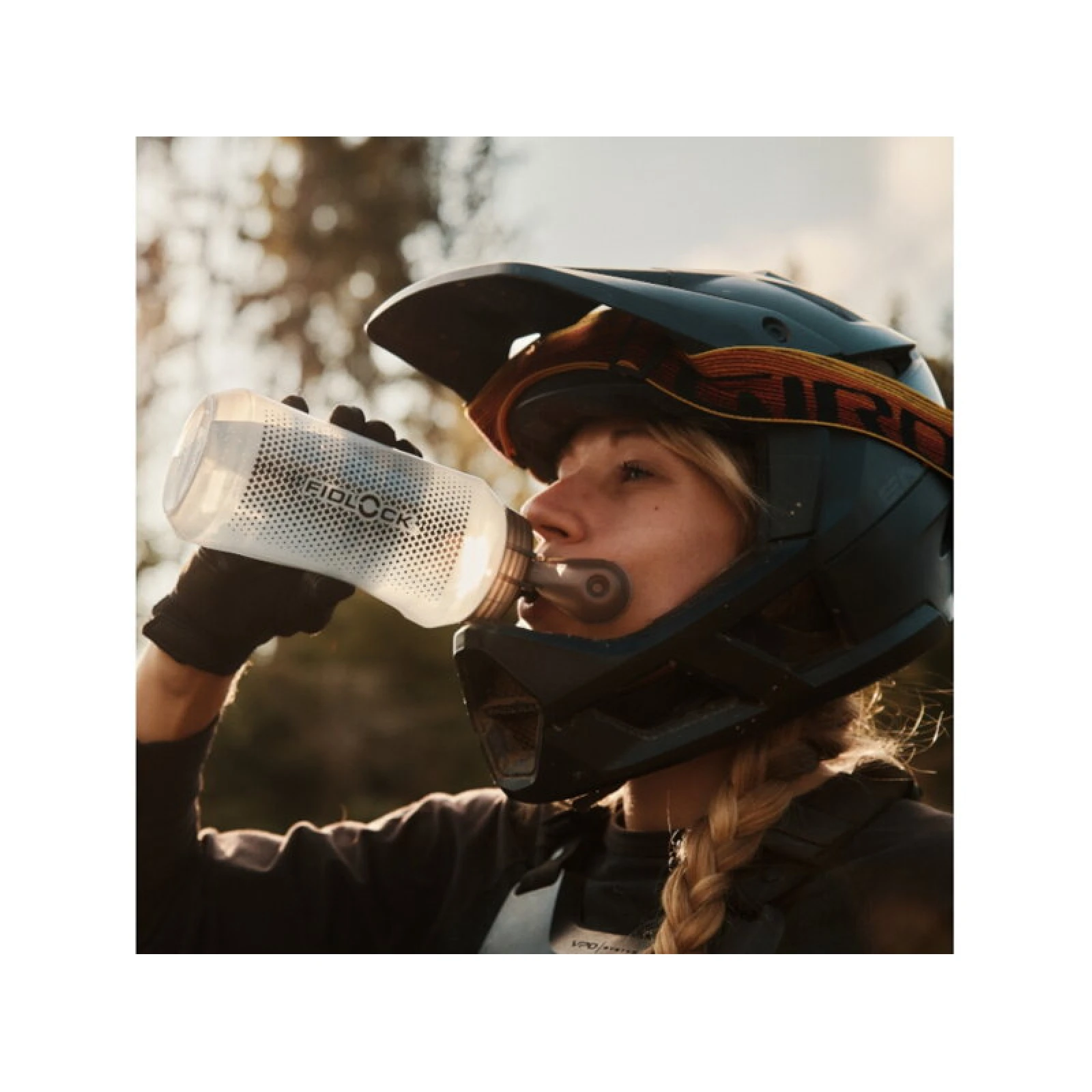 Fľaša na bicykel FIDLOCK set láhve s držákem BOTTLE TWIST průhledná bílá 750 ml · záber 3