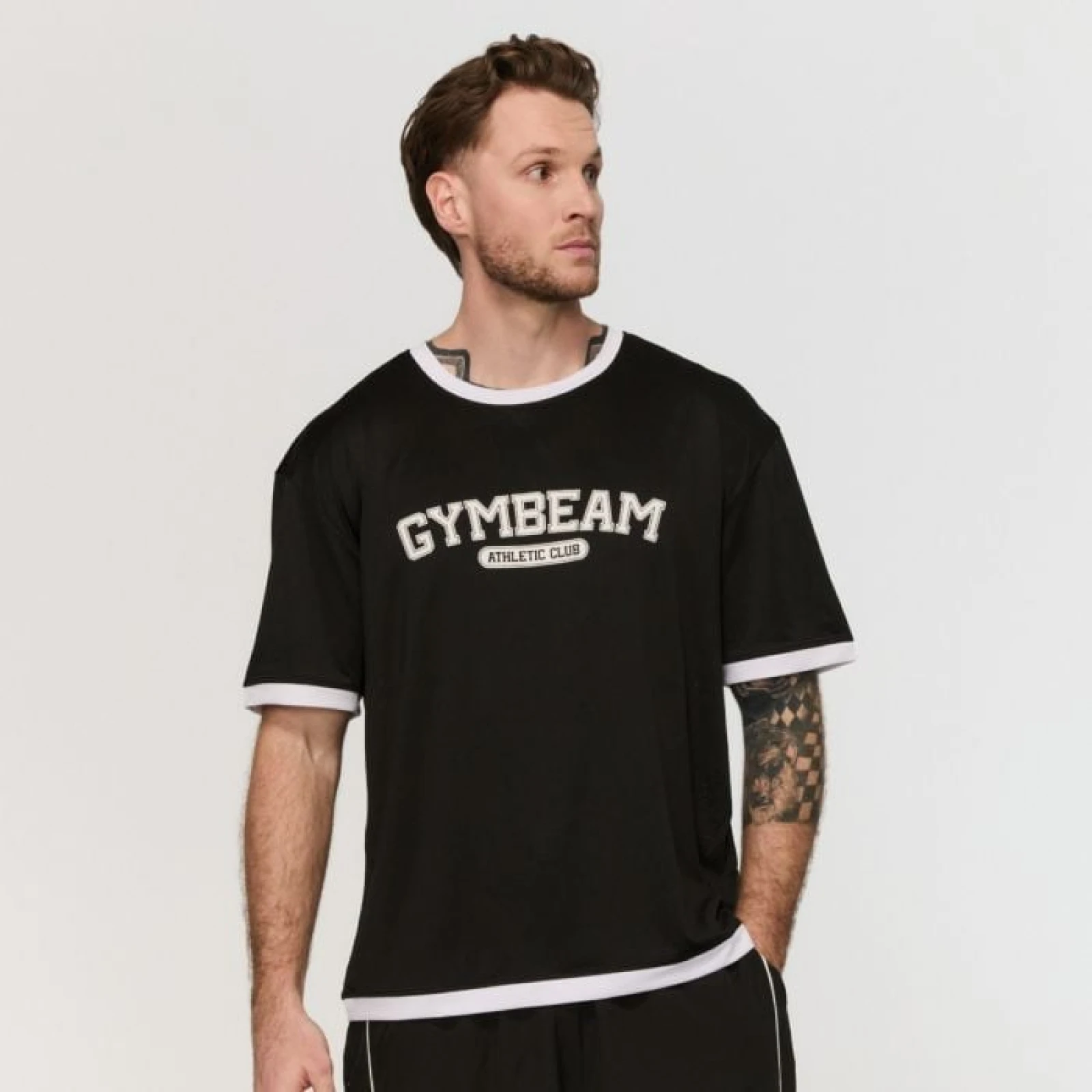 Мъжка овърсайз тениска Varsity Black - GymBeam - Размер: M | Тегло: 0,22 g | Опаковка: 80 · záber 1