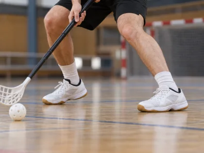 Ako vybrať halovú obuv podľa pohybu: florbal, volejbal, hádzaná a badminton