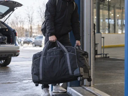 Hokis táska kerekekkel vagy nélkül? A felszerelés teljes útja dönt