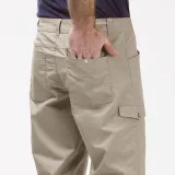 QUECHUA Pánske turistické bermudy NH500 3XL-4XL · záber 2