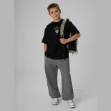 Chlapecké loose tričko s potiskem - černé · záber 1