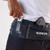 KIPRUN Opasok na trailový beh 900 s pútkami na palice sivo-béžový M-L · záber 1