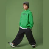 Chlapecká loose tepláková mikina s kapucí - zelená · záber 1