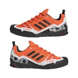 Pánská nízká turistická obuv ADIDAS Terrex Swift Solo Approach impact orange core black white · záber 3