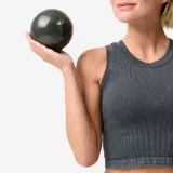 DOMYOS Lopta so záťažou na pilates 900 g zelená bez · záber 2