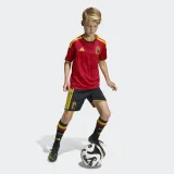 ADIDAS ADIDAS Belgicko 2026 detský domáci futbalový dres červený 10 rokov · záber 2