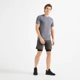 DOMYOS Pánske priedušné šortky 2v1 na fitness s vreckom kaki 2XL · záber 1