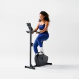 DOMYOS Stacionárny bicykel s pripojením k aplikáciám a motorizovaným odporom EB140 B bez · záber 1