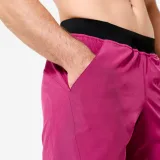 DOMYOS Pánske priedušné šortky 2v1 na fitness s vreckom fialové 2XL · záber 2